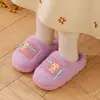 Novas pantufas infantis de algodão 2026, com estampas de desenhos animados e etiquetas, com forro espesso e felpudo para aquecimento, adequadas para uso interno; disponível para dropshipping