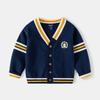 Suéter Infantil 2026 Outono Novo Cardigan Tricotado para Meninos Gola V Bordado Estilo Coreano Roupas Infantis Tops Atacado
