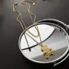 Collar de amor hueco de acero de titanio resistente a la decoloración para mujer, colgante de amor con diseño de nicho de lujo ligero, cadena de clavícula de temperamento versátil