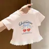 Camiseta de manga corta para niña, nuevo estilo verano 2026, dulce estilo coreano, moderna, fina, súper linda, top de cuello redondo para niñas pequeñas