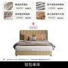 Cama tapizada de rayas verticales minimalista moderna, patas metálicas finas de color blanco roto, cama doble de 1.8 metros para dormitorio principal, cama de bodas minimalista italiana