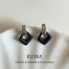 Aretes geométricos negros mate con poste de plata esterlina, estilo de lujo ligero y de alta gama, aretes elegantes y únicos para mujer