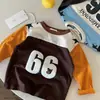 Nova camiseta estilosa de manga comprida para meninos, com estampas de letras, perfeita para primavera e outono, feita de algodão macio que é gentil com a pele, e pode ser usada como camada base.