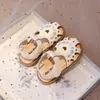 Sandalias para niñas 2025 primavera y verano nuevas para niños, antideslizantes, de princesa, con suela suave, con bordado y diseño hueco para bebés niñas