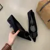 2026 Nuevo Estilo Punta Fina Tacón de Aguja Punta Fina Francesa Hebilla de Terciopelo Zapatos de Moda para Mujer para el Trabajo