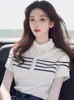 Estilo Novo de Verão Único e Chique Doce e Picante Top com Gola Polo com Design de Alto Padrão e Camiseta Listrada de Manga Curta de Nicho para Mulheres