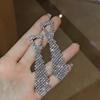 Pendientes largos con diamantes de imitación de estilo europeo y americano de plata 925 con diseño de lazo que combinan con todo, elegantes aretes Han Xue para mujer.