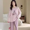 Pijama de manga larga y pierna larga en stock para mujer, nuevo estilo de otoño, diseño dulce de dibujos animados, cuello redondo, estilo pullover, se puede usar como ropa exterior, ropa de estar de algodón, juego de dos piezas