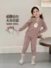 Conjunto para Menina 2026 Outono Novo Versão Coreana Desenho Animado Bebê Menina 260g Lã Stretch Renda Outono Conjunto de Blusa e Calça