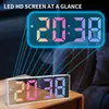Reloj despertador digital LED de una sola pieza, con superficie de espejo y pantalla digital, capaz de cambiar entre formatos de 12 y 24 horas. Este reloj de mesita de noche tiene brillo ajustable, funciona silenciosamente y no requiere pilas.