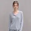Elegante y femenino suéter de punto liso con cuello en V, una pieza versátil y elegante para mujer, nueva colección 2026