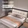 Cama de Couro Estilo Minimalista Italiano Cor Creme Seção Quadrada Estofamento Macio Acolchoado Cabeceira Grande Quarto Principal Cama de Casal Moderna Couro Nappa Cama de Casamento