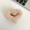 Pinza para el Pelo de Corazón de Peluche Extra Grande para Mujer, Pinza de Estilo Nuevo para la Parte Trasera de la Cabeza, Pinza de Tiburón Peludo de Otoño e Invierno, Tocado de Alta Gama