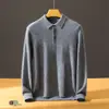 Polo de cachemira para hombre con un corte elegante, urbano, minimalista y relajado, que encarna una estética "old money" para otoño e invierno