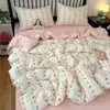 Conjunto de cuatro piezas de algodón fresco y lindo con estampado de dibujos animados, estilo INS de algodón puro, adorable y suave, adecuado para todas las estaciones, juego de tres piezas para dormitorio