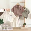Conjunto de Duas Peças para Meninos Verão 2025: Camisa de Manga Curta com Shorts Casuais Estilosos para Crianças Pequenas, Roupa da Moda com Gola Reversível