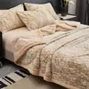 Manta acolchada de tres capas, lujosa y con un diseño intrincado, engrosada con franela de terciopelo de leche, perfecta para siestas, habitaciones de dormitorio, habitaciones con aire acondicionado, como chal o como manta de sofá.