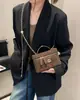 2025 Nueva Bolsa de Almuerzo Suede Mate Bolsa de Almuerzo Bolsa de Cosméticos Bolso con Cadena para Hombro Cruzado