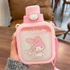 Copo de Transição Sanrio Cartoon com Aparência Premium para Crianças, Quadrado Portátil com Alça para Uso ao Ar Livre, Garrafa de Água Fofa para Estudantes