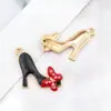 Conjunto Misto de 23 Acessórios DIY: Bolsa de Perfume Estilo Chanel Preto e Branco, Pingentes de Esmalte, Brincos de Liga, Chaveiros, Pequenos Berloques