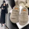 Pantuflas peludas populares para mujer para usar en exteriores, nuevo modelo casual antideslizante de moda perezosa de una tira peluda para mujer, otoño e invierno 2026