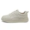 Tênis branco QW-016, nova coleção primavera/verão 2026, sapatos atléticos casuais estilosos e versáteis estilo coreano com sola grossa para mulheres