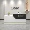 Balcão de caixa, balcão de bar, balcão de loja, pequena loja de roupas, salão de beleza, salão de cabeleireiro, mesa de balcão, balcão de recepção de empresa, design simples