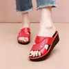 Pantuflas de Verano para Mujer 2025 Nuevo Estilo Tacón de Cuña Uso en Casa y al Aire Libre Antideslizantes de Plástico para Mamá Venta al por Mayor