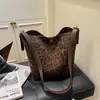 Bolso de Gamuza de Gran Capacidad para el Viaje Diario de Mujer 2026 Nuevo Estilo Minimalista de Verano Bolso Cruzado al Hombro Tipo Cubo