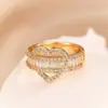 Anillo de Luz de Zirconia Incrustada en Oro Real Chapado en Cobre Transfronterizo Europeo y Americano Lujo Ligero Sensación de Alta Gama Anillo para el Dedo Joyería de Mano Versátil Fabricante Venta al por Mayor en Stock