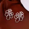 Brincos de Flor Vazada com Zircônia em Prata Banhada a Ouro Real 18K Brincos Personalizados Exquisitos Brincos de Luxo Leve de Alta Qualidade para Mulheres
