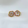 Elegantes Novos Brincos de Tarraxa Estilo Chinês Primavera Temperamento Fresco Branco Madre-Pérola Incrustado Flor de Ameixa Exquisitos