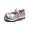 Sapatos de princesa bordados florais estilo coreano, nova coleção primavera/outono, modernos, com sola macia, doces, confortáveis, versáteis e ultraleves, charmosos sapatinhos de couro
