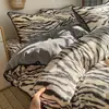 Juego de colcha de terciopelo de leche con borde de concha estilo ins, juego de cuatro piezas de cubierta de edredón de forro polar coral y franela engrosada para invierno, juego de tres piezas para dormitorios