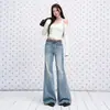 Jeans de mujer de tiro alto, color azul claro lavado y desgastado, corte no ajustado, modelo nuevo de principios de otoño 2026, pantalones acampanados versátiles y adelgazantes