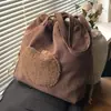 Bolsa Saco Estilo Retrô, Bolsa de Inverno de Alta Qualidade para o Dia a Dia, Nova Bolsa de Ombro Versátil Feminina em Camurça