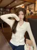 Camada base de renda com decote V torcido estilo Miu, design outonal vazado, puro e delicado, com acabamento franzido, perfeita como camada interna ou um top de tricô