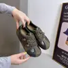 Zapatos casuales deportivos de cordones de encaje versátiles y modernos 2026, cuero suave, primavera/otoño, cómodos zapatos de entrenamiento alemanes nuevos con bloques de color, zapatos planos de cuero sintético para mujer