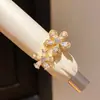Anel Assimetrico Flor de Zircônia Banhado a Ouro 18K Exquisito Anel Doce Francês Joia de Mão Levemente Luxuosa de Alta Qualidade