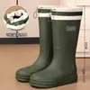 Botas de chuva femininas estilo coreano, de comprimento médio-curto, com sola grossa antiderrapante, impermeáveis e resistentes ao frio, adequadas para uso externo.