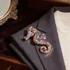 Broche de caballito de mar de color retro con incrustaciones de diamantes, accesorios para traje de hombre, ramillete, suéter de mujer, abrigo, broche para combinar con todo, joyería animal