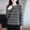 Coleção Outono/Inverno 2026 Transfronteiriça: suéter de malha gola redonda em lã finamente fiada com mangas compridas, design color-block e detalhes de lantejoulas recortados