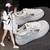 Tenis Blancos con Suela Gruesa y Calados para Mujer, Nuevo Estilo Verano 2026, Sandalias Deportivas Transpirables con Cordones, Zuecos Casuales Versátiles