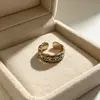 Anillo retro floral en tono café dorado, una pieza lujosa y única con un aire de alta gama, diseñado para apilar, con un borde de encaje, y perfecto para el dedo índice, ofreciendo un estilo moderno e individual