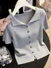 Top de punto fino de manga corta con cuello camisero de lujo ligero para mujer, nueva colección verano 2026, top versátil y único de nicho