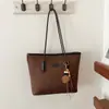 Bolsa de ombro tote transfronteiriça novo design retrô nicho feminina grande capacidade simples moderna simples cor sólida trabalho bolsa de ombro única