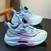 Sapatos de Menino Primavera 2026 Novos Infantis Leves Esportivos Sapatos de Pai Crianças Médias e Grandes Tendência Cool Casuais Tênis de Corrida Meninos