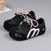 Nueva colección de otoño 2026: zapatillas blancas versátiles, retro y peculiares, con puntera ancha, estilo casual, tacón oculto para mayor altura y suelas suaves, diseñadas como zapatillas de entrenamiento alemanas para mujer