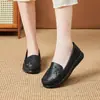 Comércio Exterior Primavera/Verão Novos Sapatos de Couro Macio para Mães 2026 Novidade de Primavera Solado de Borracha Base Macia Mocassins Slip-on Femininos Médios Transfronteiriços