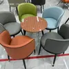 Mesa e cadeiras de lazer para varanda conjunto de três peças de mesa e cadeiras para loja de milk tea mesa de centro banquinho para casa encosto recepção adequado com combinação de mesa e cadeira